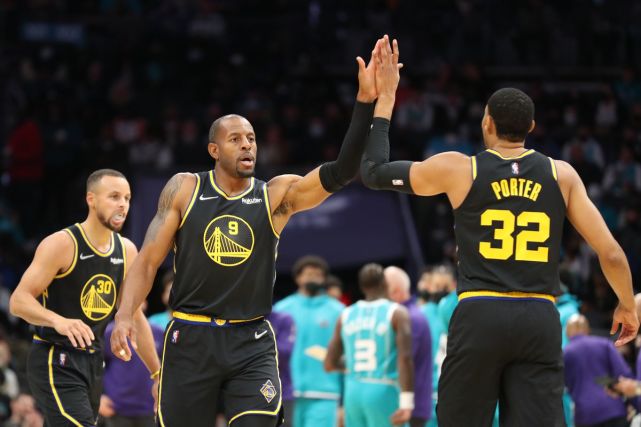Curry dice che si sta riprendendo bene dall'infortunio al piede